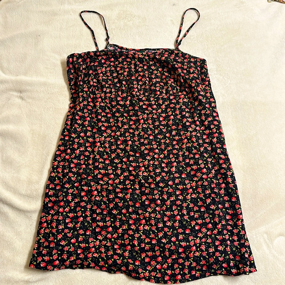 A flowery dress perfect for all seasons!